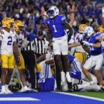 Kentucky QB Minchey scores 2-point conversion in overtime to beat No. 10 LSU 35-34