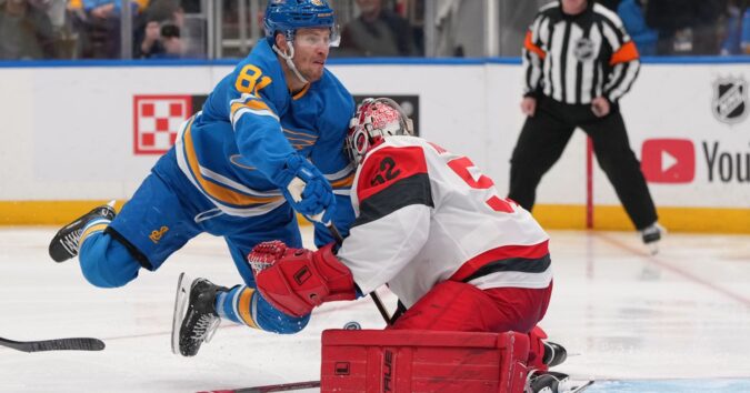 Kochetkov makes 24 saves to help the Hurricanes beat the Blues 4-0