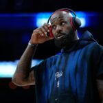 LeBron James tosses chalk, gets 76ers intro for 1st time in Philadelphia in front of roaring fans