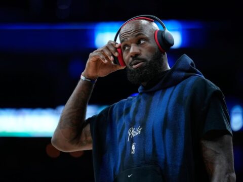 LeBron James tosses chalk, gets 76ers intro for 1st time in Philadelphia in front of roaring fans