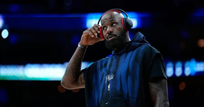 LeBron James tosses chalk, gets 76ers intro for 1st time in Philadelphia in front of roaring fans
