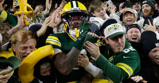 Love throws 3 TD passes as the Packers beat the Panthers 27-19