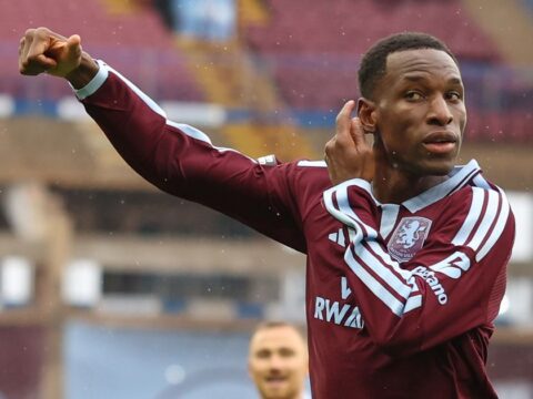 Man City falls at Aston Villa and Arsenal moves level on top of the Premier League Man City falls at Aston Villa and Arsenal moves level on top of the Premier League