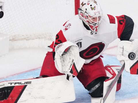 McDavid scores twice and has 3 assists in the Oilers’ 6-5 shootout victory over the Hurricanes McDavid scores twice and has 3 assists in the Oilers’ 6-5 shootout victory over the Hurricanes