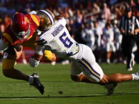 No. 18 USC rallies past Washington 25-21 with Stewart’s fumble return TD, more big defensive plays