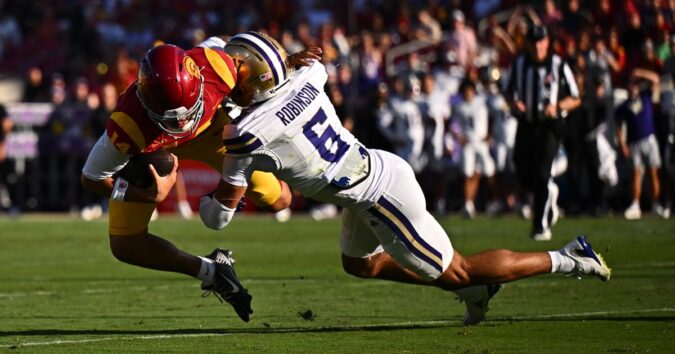 No. 18 USC rallies past Washington 25-21 with Stewart’s fumble return TD, more big defensive plays