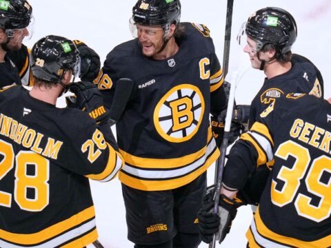 Pastrnak scores 2 goals, adds 2 assists in the Bruins’ 6-1 rout of the Mammoth Pastrnak scores 2 goals, adds 2 assists in the Bruins’ 6-1 rout of the Mammoth