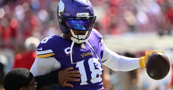 Vikings tight T.J. Hockenson leaves game vs. Saints with apparent head injury, Jefferson returns